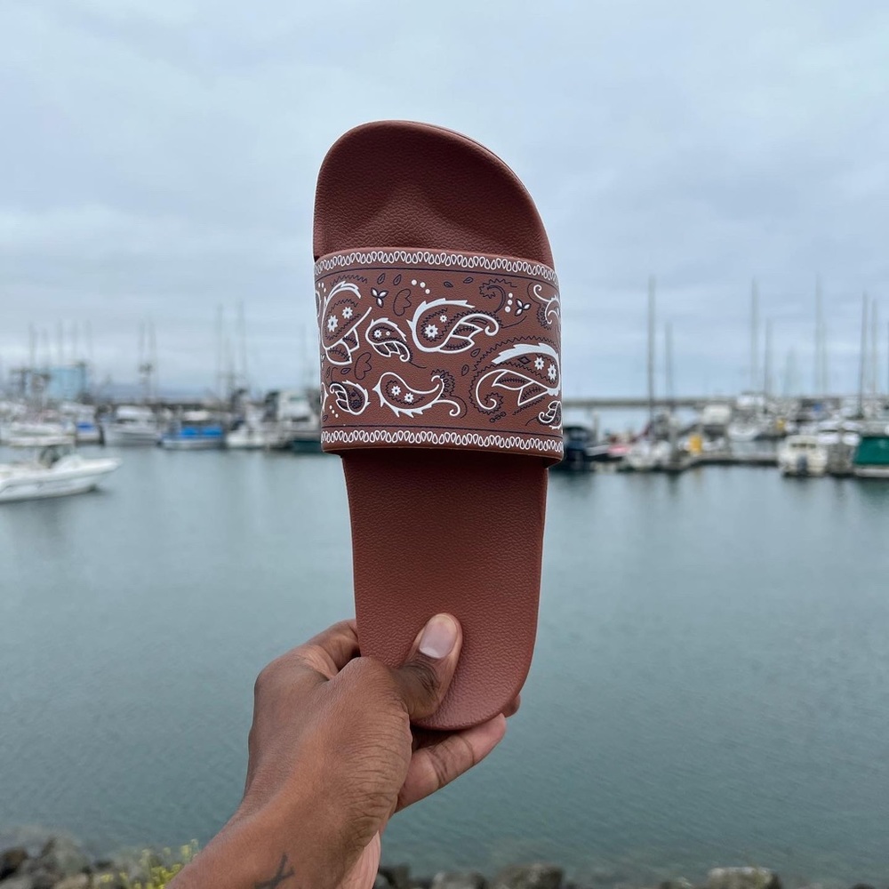 BROWN BANDANA PAISLEY SLIDES
